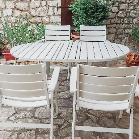 Lägenhet Agrilia Maison Razáta